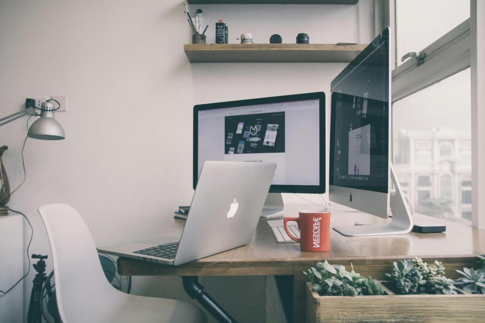 Studente internazionale che lavora sull'ottimizzazione dei contenuti digitali