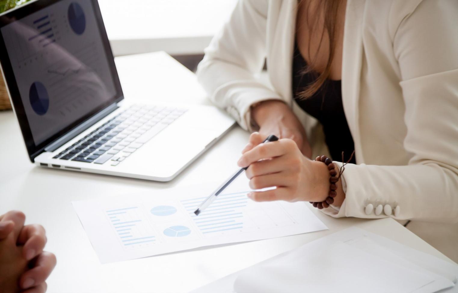 Professionista che analizza strategie di contenuto su schermo