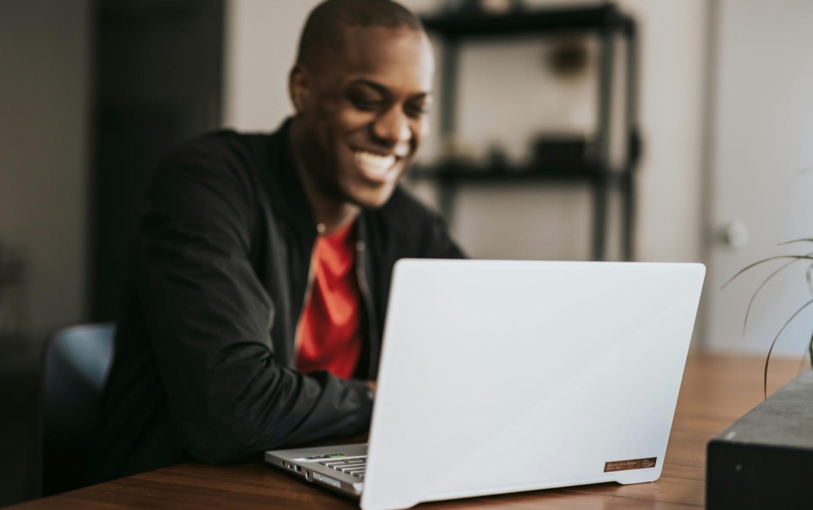 Analisi e revisione di contenuti digitali in un contesto multiculturale